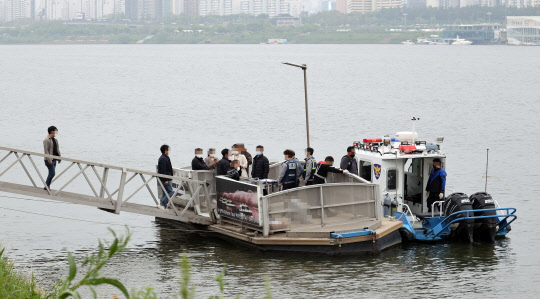 30일 오후 서울 반포한강공원 인근 한강에서 구조대원들이 실종 엿새 만에 숨진 채 발견된 대학생의 시신을 수습하고 있다.  연합뉴스